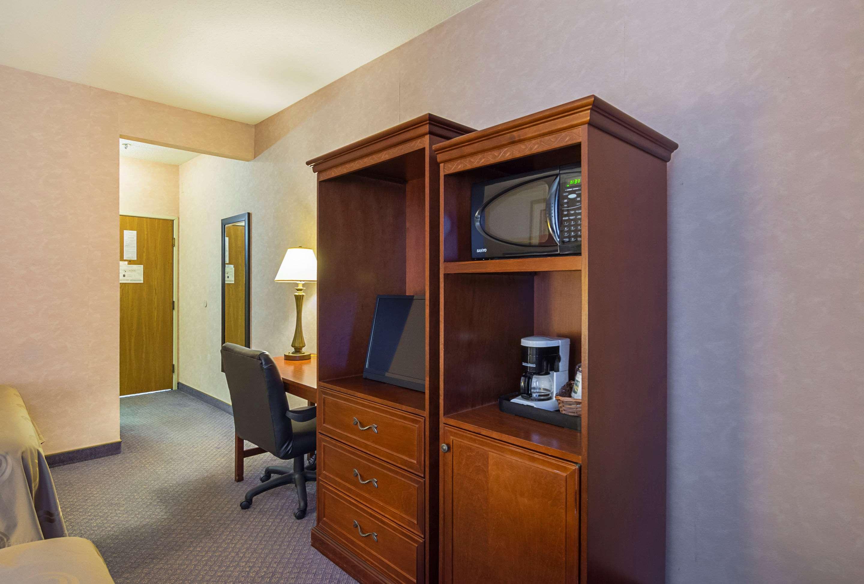 Quality Inn Fresno Yosemite Airport Exterior photo