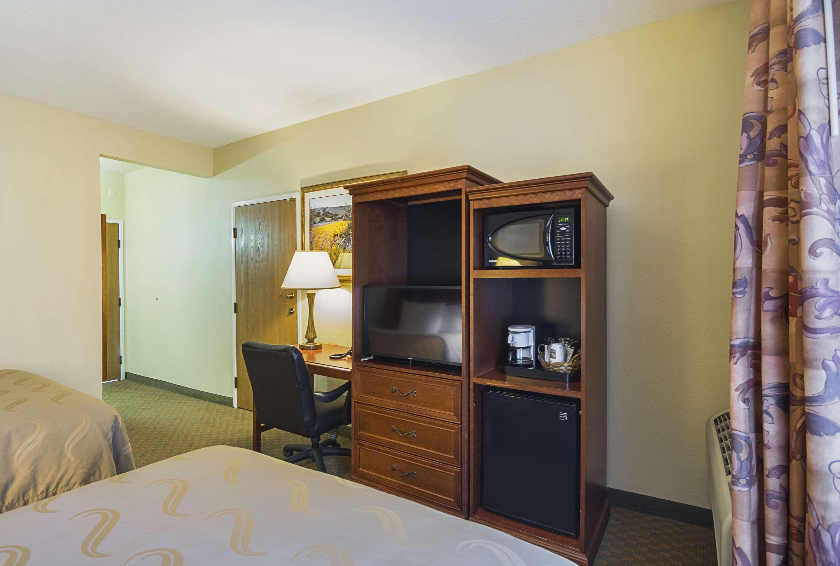 Quality Inn Fresno Yosemite Airport Exterior photo