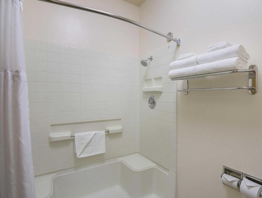Quality Inn Fresno Yosemite Airport Exterior photo