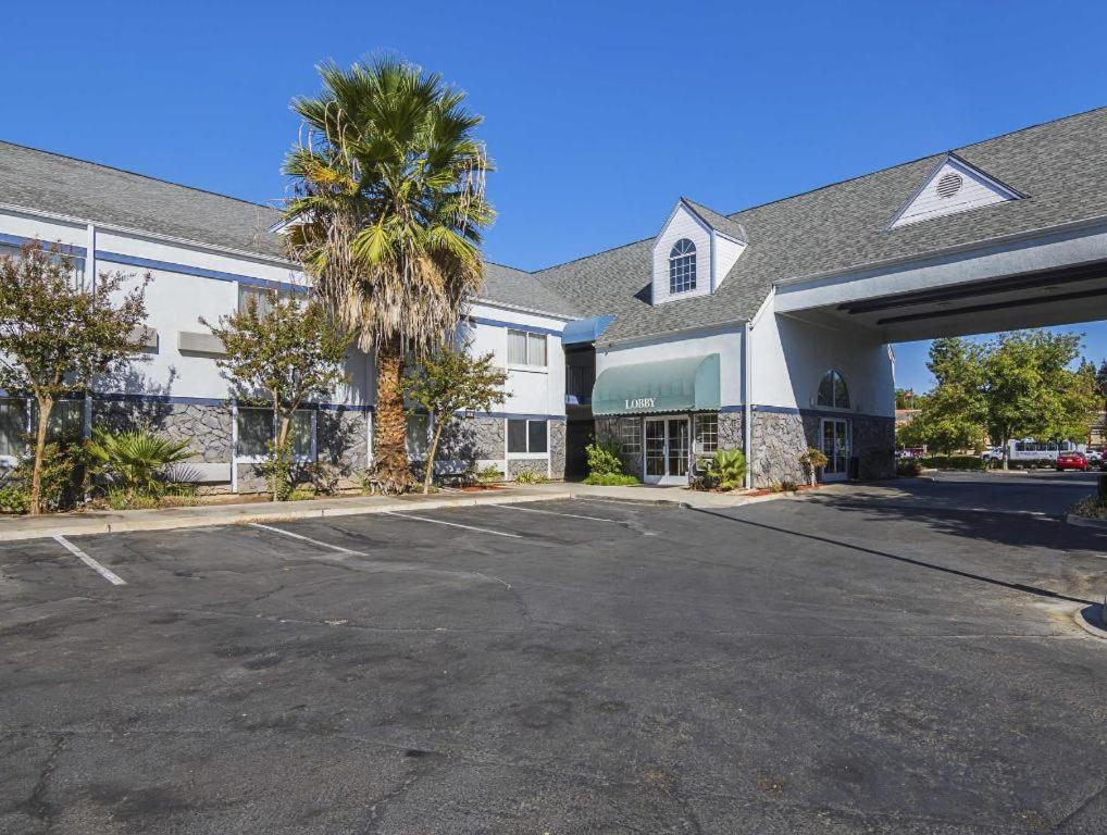 Quality Inn Fresno Yosemite Airport Exterior photo