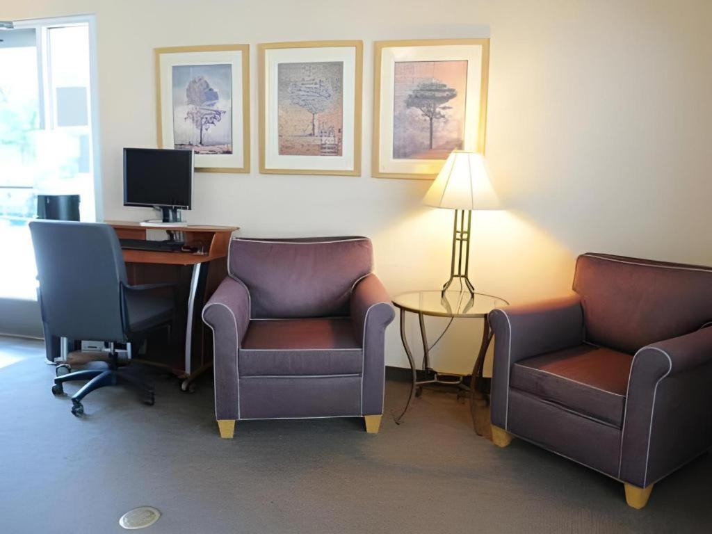 Quality Inn Fresno Yosemite Airport Exterior photo
