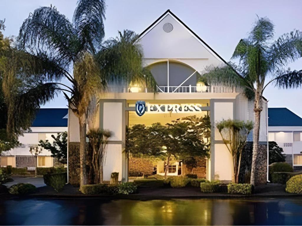 Quality Inn Fresno Yosemite Airport Exterior photo