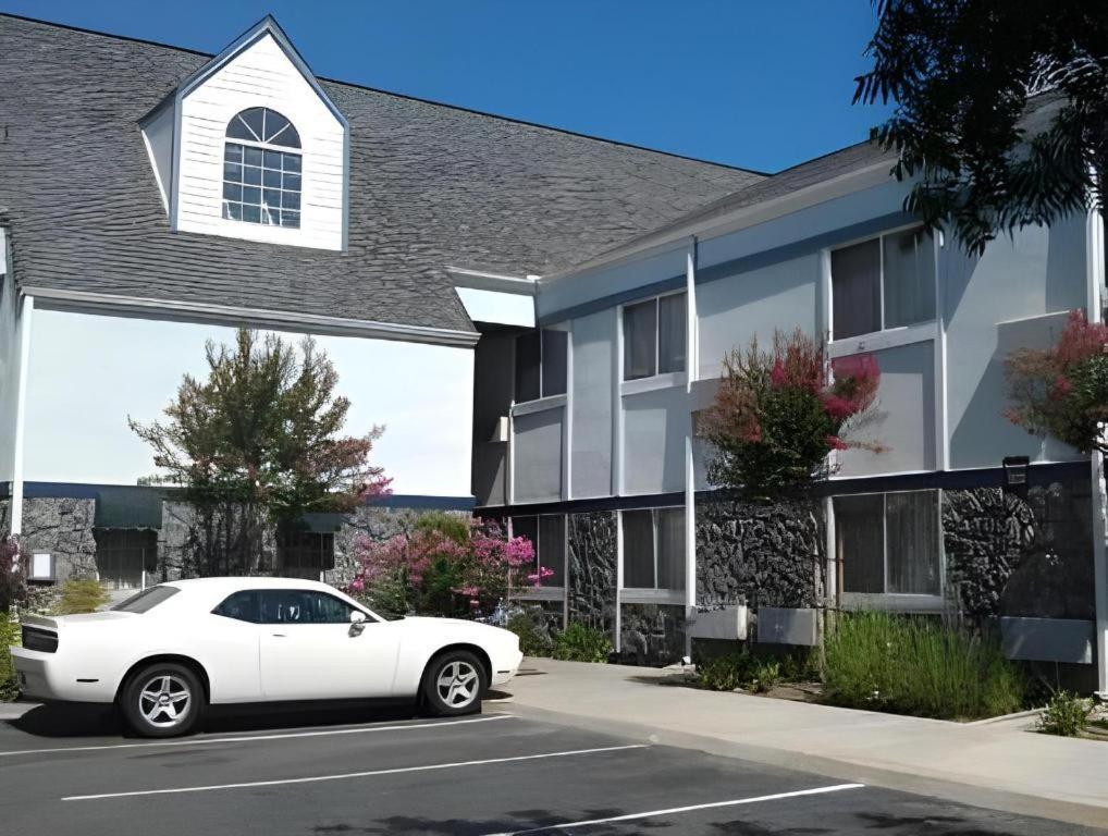 Quality Inn Fresno Yosemite Airport Exterior photo