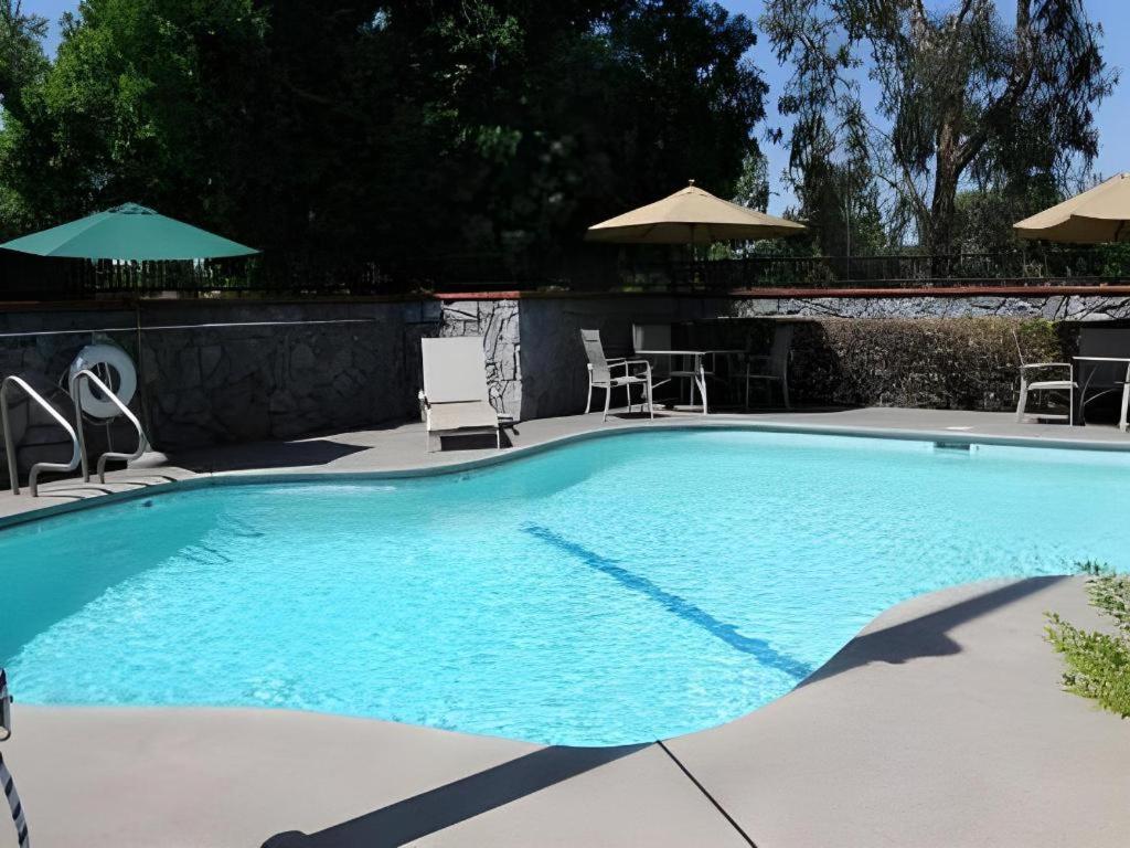 Quality Inn Fresno Yosemite Airport Exterior photo