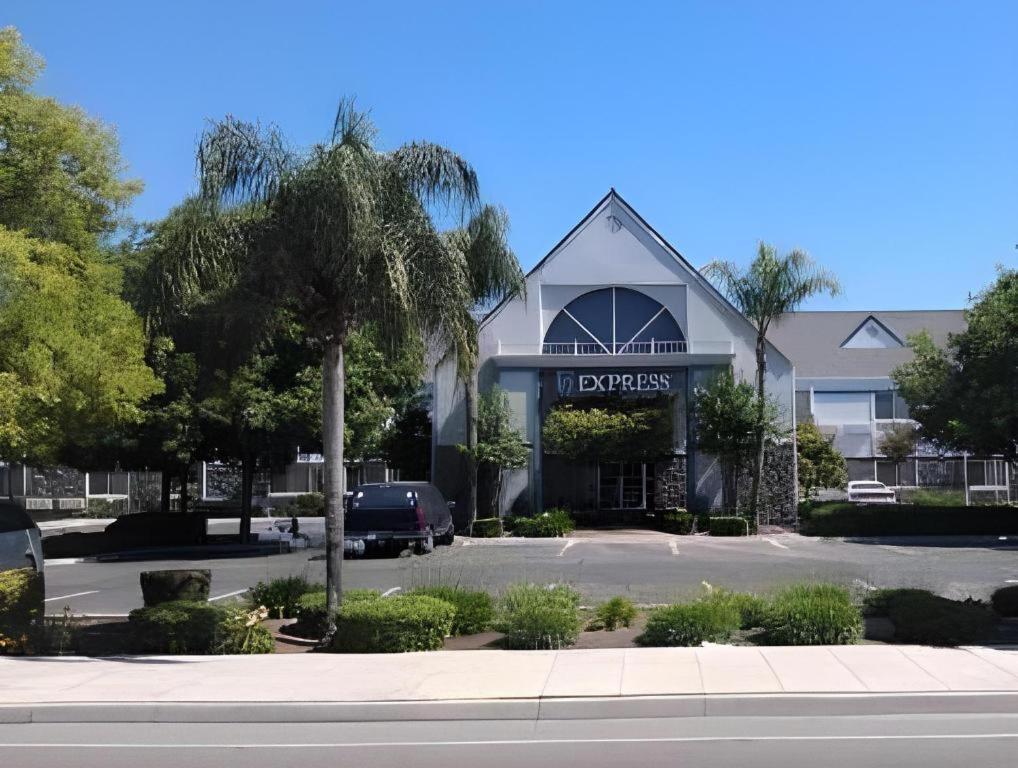 Quality Inn Fresno Yosemite Airport Exterior photo