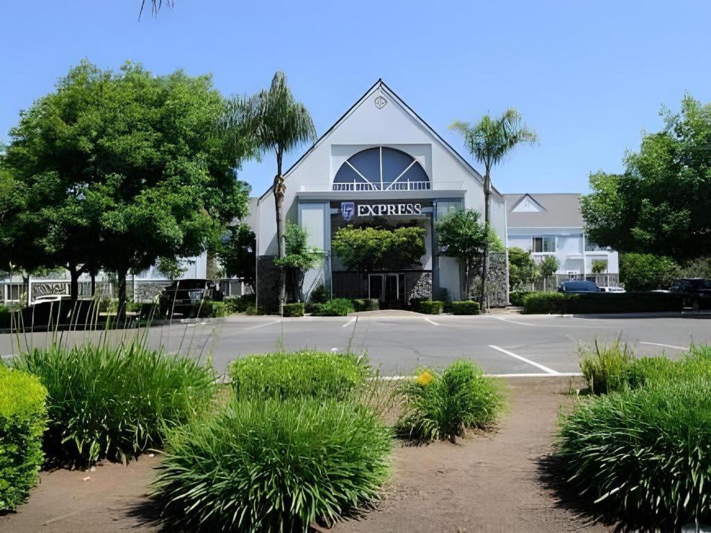 Quality Inn Fresno Yosemite Airport Exterior photo