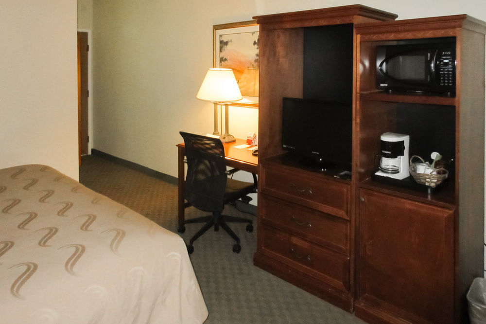 Quality Inn Fresno Yosemite Airport Exterior photo