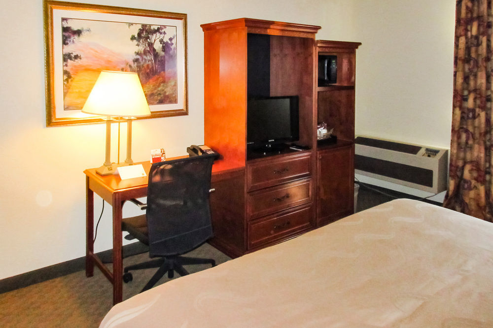 Quality Inn Fresno Yosemite Airport Exterior photo